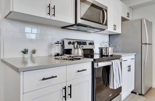 Southeast Edmonton Apartment | Crawford -Trendy 3-BR Suite, Central | Wi-Fi & TV