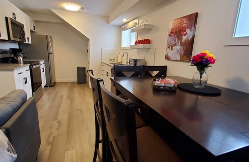 Southeast Edmonton Apartment | Crawford -Trendy 3-BR Suite, Central | Wi-Fi & TV
