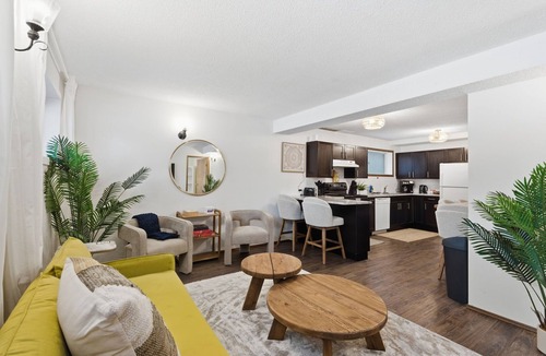 Southeast Edmonton Apartment | Creek - 3BR Modern Suite Near Whyte Ave & Ritchie