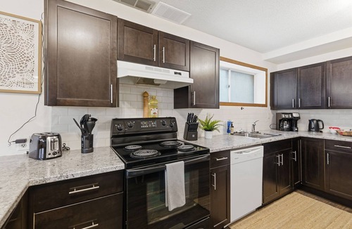 Southeast Edmonton Apartment | Creek - 3BR Modern Suite Near Whyte Ave & Ritchie