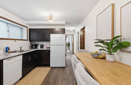 Southeast Edmonton Apartment | Creek - 3BR Modern Suite Near Whyte Ave & Ritchie