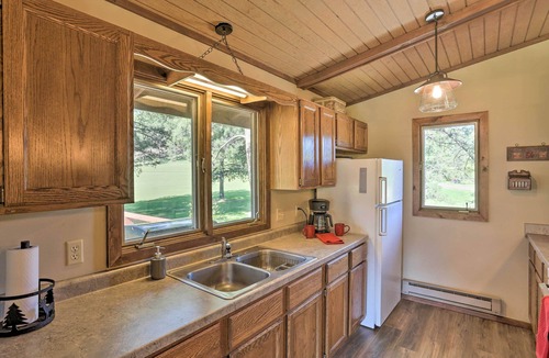 Rimrock Cabin | Creekside Rapid City Cabin w/Deck on 30 Acres!