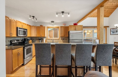 East Kootenay Apartment | Crescent Moon Lodge | A-Frame | Hot Tub | Fire Pit