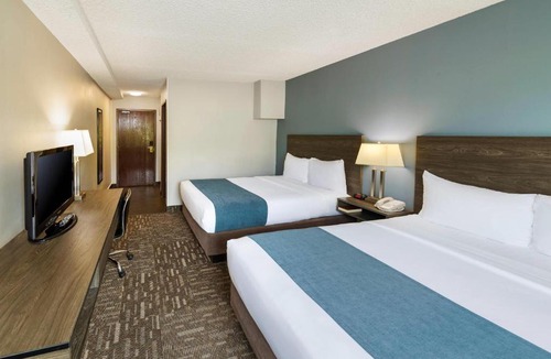 Hinton Hotel | Crestwood Hotel