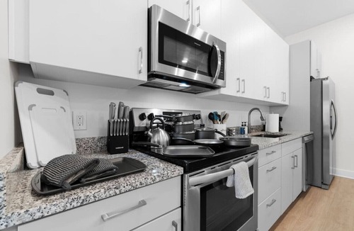 Little Italy Apartment | CRWU & CLE Clinic | Walk UH/CWRU | Gym+W/D+Parking