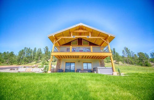 Sturgis House | Crystal clear Mountain View’s with a farmhouse chic vibe.