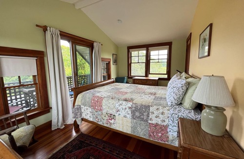 Aquinnah House | Custom-Built Aquinnah Escape—Walk to Menemsha Pond. Private Ocean Access. Kayaks