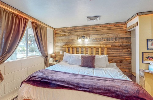 Cedaredge Cabin | Custom cabin with magnificent shared amenities