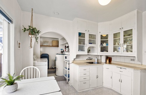 Esquimalt House | Cute 2 bedroom house in quiet neighbourhood