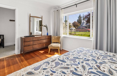 Esquimalt House | Cute 2 bedroom house in quiet neighbourhood