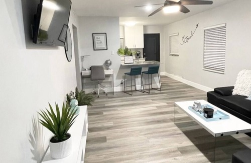 Delray Beach Cottage | Cute Corner Cottage