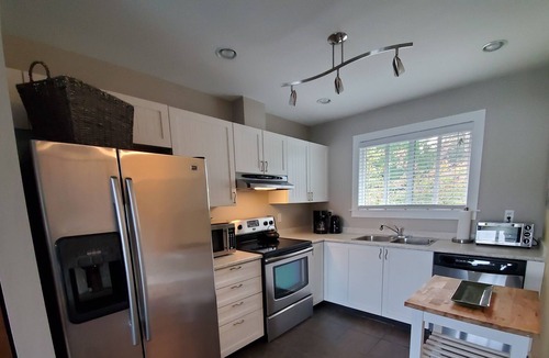 Shawnigan Lake Resort | Cute Lake-side Condo at Shawnigan Lake Beach Resort