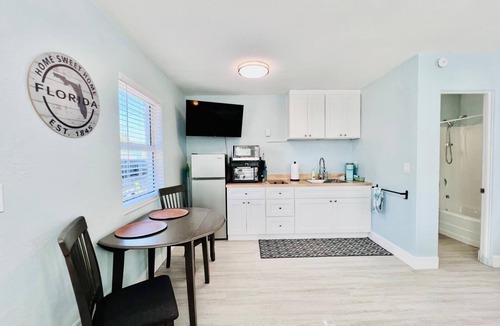Lake Worth Apartment | Cute & modern studio apartment in prime location in downtown Lake Worth Beach!