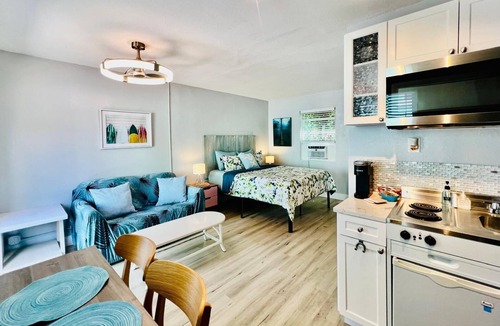 Mango Groves Apartment | Cute & modern studio apartment with prime location in downtown Lake Worth Beach!