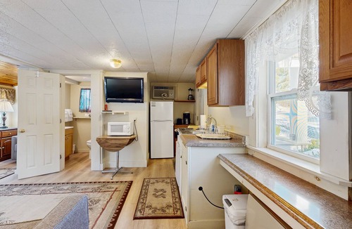Lincoln Cabin | Cute Riverfront Cabin in Great Location w/Shared Pool, Kitchenette, & Free WiFi