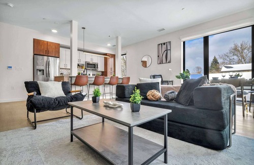 Little Italy House | CWRU & Little Italy | KingBed,Gym,Parking,W/D