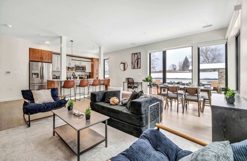 Little Italy House | CWRU & Little Italy | KingBed,Gym,Parking,W/D