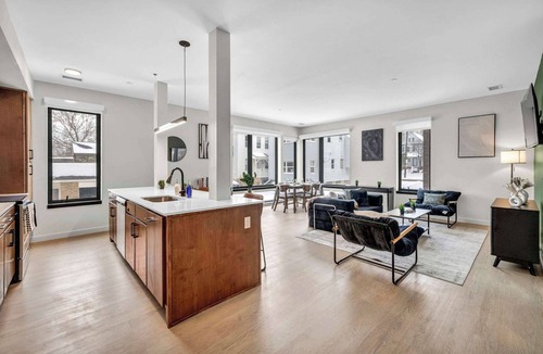 Little Italy House | CWRU & Little Italy | KingBed,Gym,Parking,W/D