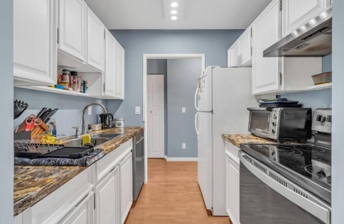 Fairview Apartment | D16 - Beautiful 1 bedroom South Granville