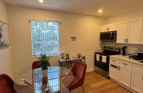 Hallandale Beach Hostel | Daphne's Tropical Oasis Boutique Hostel
