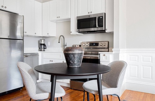 Back Bay West House | Dapper Back Bay 2BR, Steps from Newbury St. and Esplanade by Blueground
