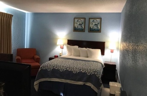 Lakewood Hotel | Days Inn by Wyndham Cleveland Lakewood