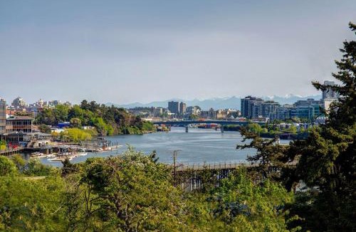 Gorge -Tillicum Area Hotel | Days Inn by Wyndham Victoria Uptown