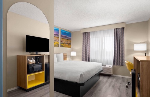 Victory Hills Hotel | Days Inn & Suites by Wyndham Airport Albuquerque