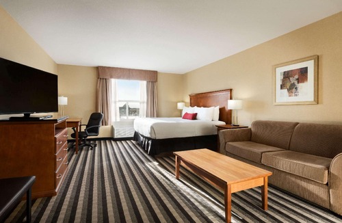 Leduc Hotel | Days Inn & Suites by Wyndham Edmonton Airport