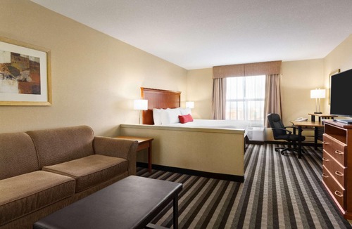 Leduc Hotel | Days Inn & Suites by Wyndham Edmonton Airport