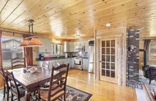 Pittsburg Cabin | Deer Run Lodge - Luxurious Family Friendly Lodge! In the heart of Pittsburg