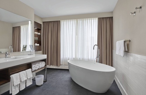 Downtown Edmonton Hotel | Delta Hotels by Marriott Edmonton Centre Suites