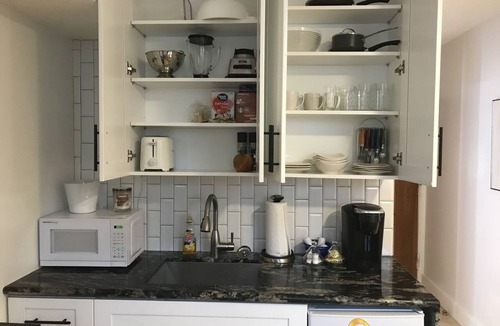 Palm Beach Apartment | Delux Queen Room , 1 block to the Beach, TV, Pool, WiFi