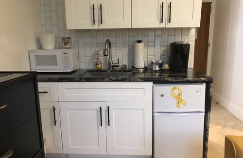 Palm Beach Apartment | Delux Queen Room , 1 block to the Beach, TV, Pool, WiFi