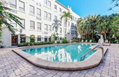 Palm Beach Apartment | Delux Queen Room , 1 block to the Beach, TV, Pool, WiFi