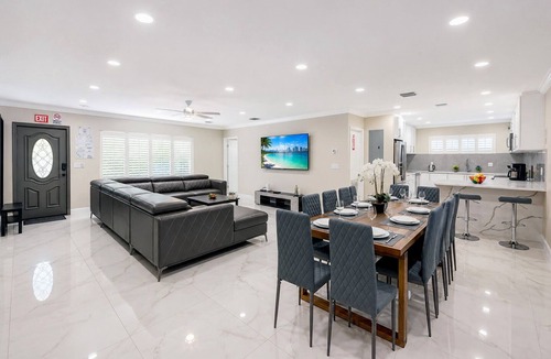South Lake Villa | Deluxe 5BR/3BA Villa in Hollywood Lakes near Beach