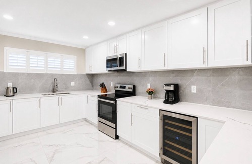 South Lake Villa | Deluxe 5BR/3BA Villa in Hollywood Lakes near Beach