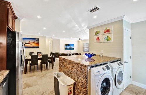 Dania Beach House | Deluxe Home Heated Pool & Jetted Tub near Beach