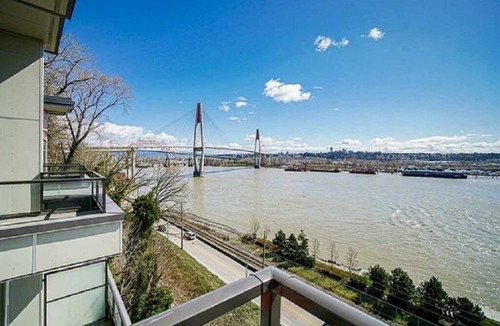 Downtown New Westminster House | Deluxe River View 2 Bedroom Townhome 3 Mins to Columbia Sky Train and Pier Park