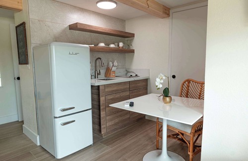 Fort Pierce Shores House | Deluxe Two-Queen Coastal Kitchen Suite