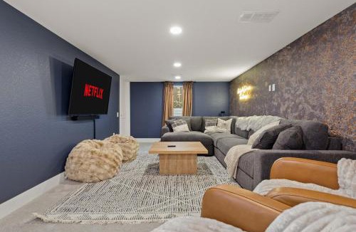Berkley House | Denver 5BR Hot Tub, Pool Table, Ping Pong!