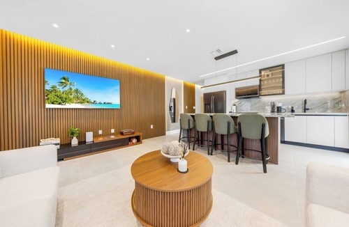 Seybold House | Design Dist Cozy New Home | BBQ and Private HotTub