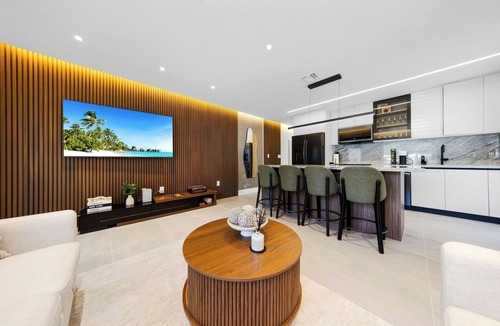 Seybold House | Design District Escape | BBQ and Private HotTub