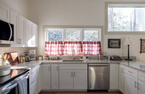 Quechee Cabin | Designer Cabin w/Quechee Club Access - Pool, Spa, Ski - Sleeps 8