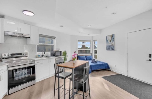 Crescent Heights House | Designer Studio with City view
