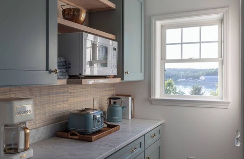 Bernard Cottage | Designer Waterfront Newly Renovated Cottage "ROXABOXEN"