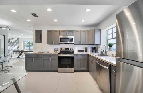 Miami Gardens House | Dior Gorgeous Waterfront Villa, Infinity Pool & Hot Tub, Poker & Cinema rooms