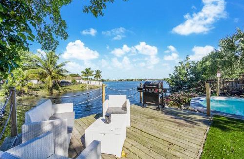 Miami Gardens Villa | Dior Lake Front Villa With Infinity Pool