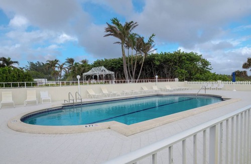 Palm Beach Shores Condo | Direct Beach Access - Poolside Coastal Condo: Sea Gem