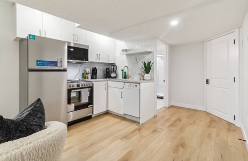 Southwest Edmonton Apartment | Discover Amore—a modern 1-bedroom lower suite with private entrance, full kitchen, in-suite laundry, Wi-Fi, and smart TV. Located in a quiet neighbourhood near a coffee shop and pharmacy, it’s ideal for solo travelers or couples.